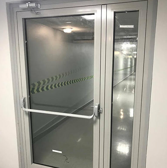 Противопожарная стеклянная дверь 1-го типа полуторная шпон — фото 7