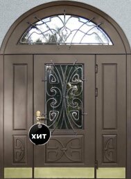 Трехстворчатая входная дверь и верхней вставкой, остеклением и ковкой ДВ-447